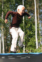 Jag hoppar studsmatta hos Johanna.